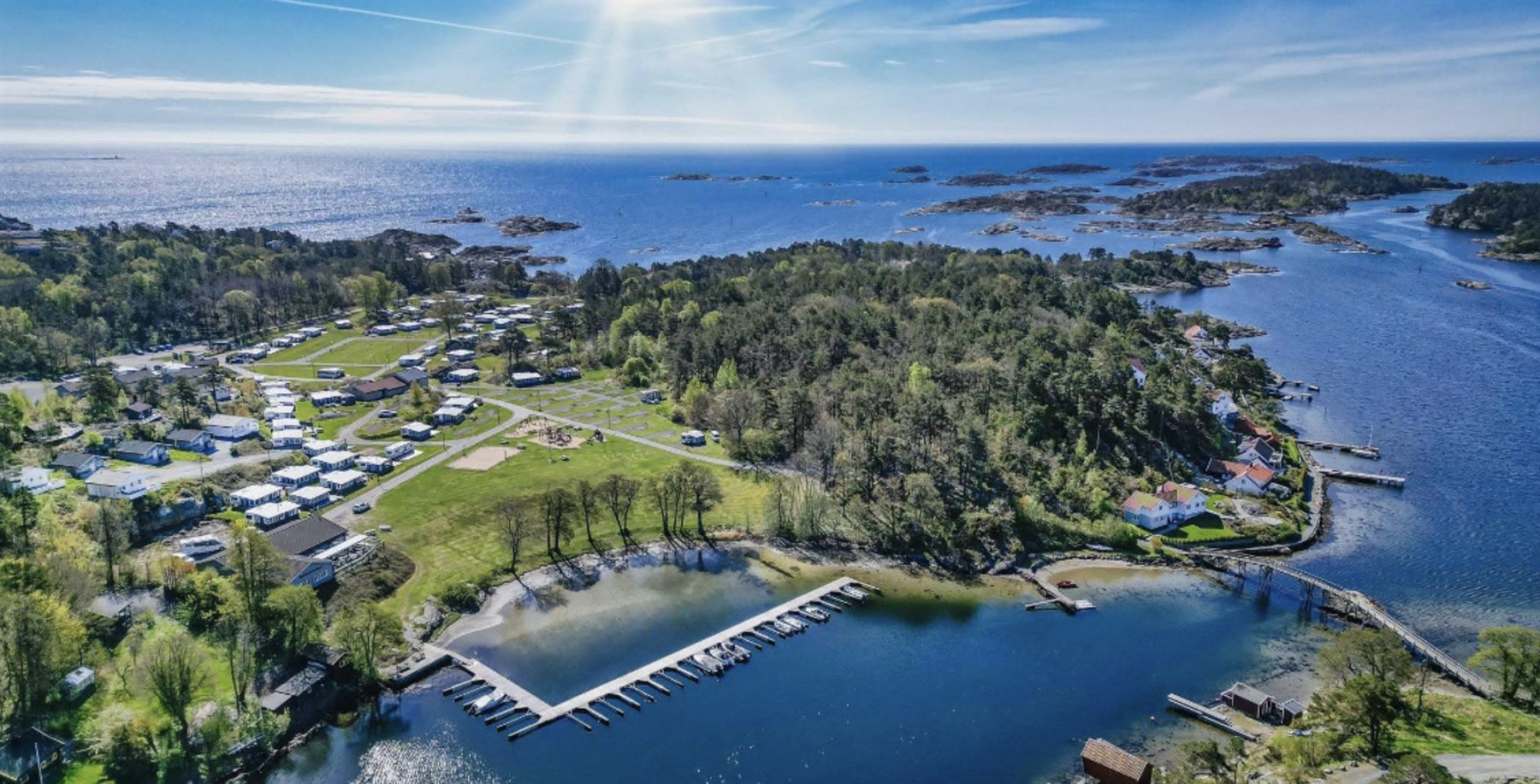 Marivold Camping sett fra lufta, med hytter, plasser og Osterkilen