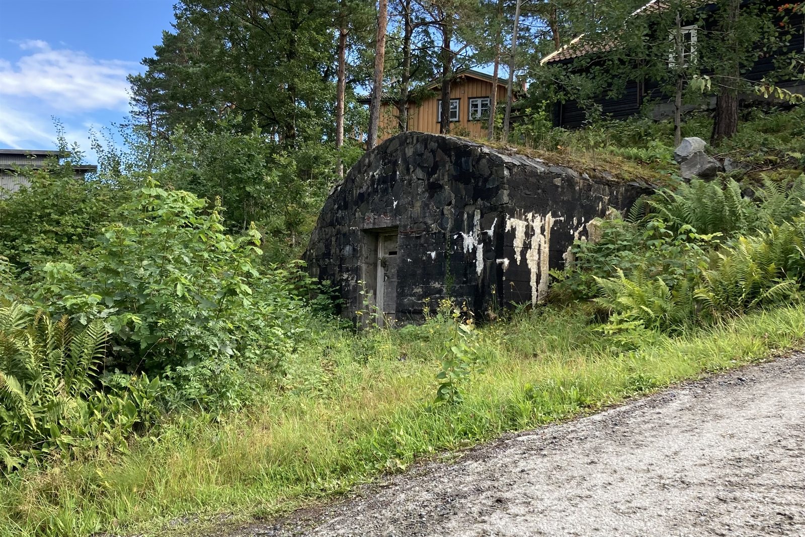 Bunker og krigsminne i terrenget ved Rossekniben