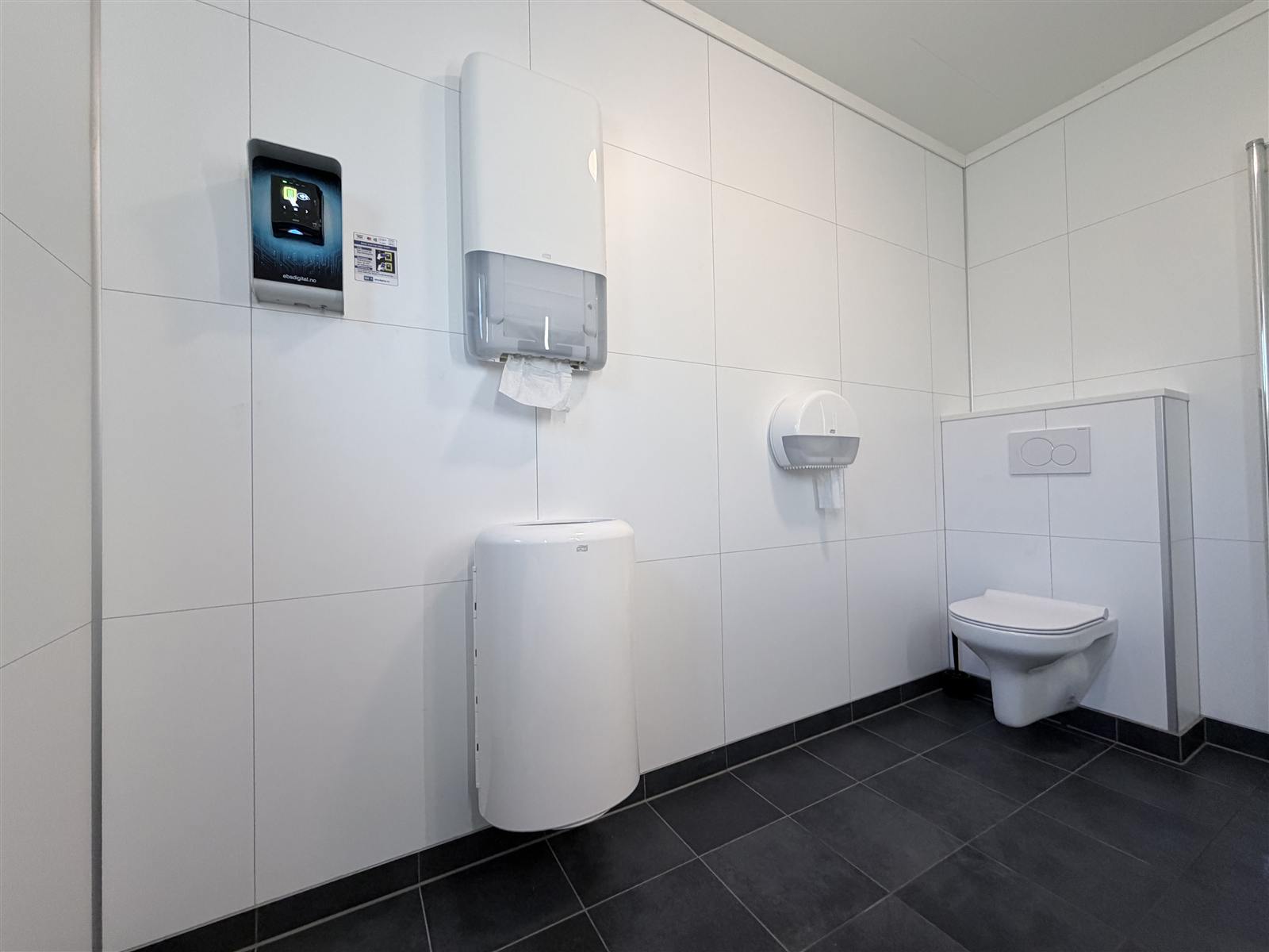 Betalingsleser for dusj på veggen inne på badet