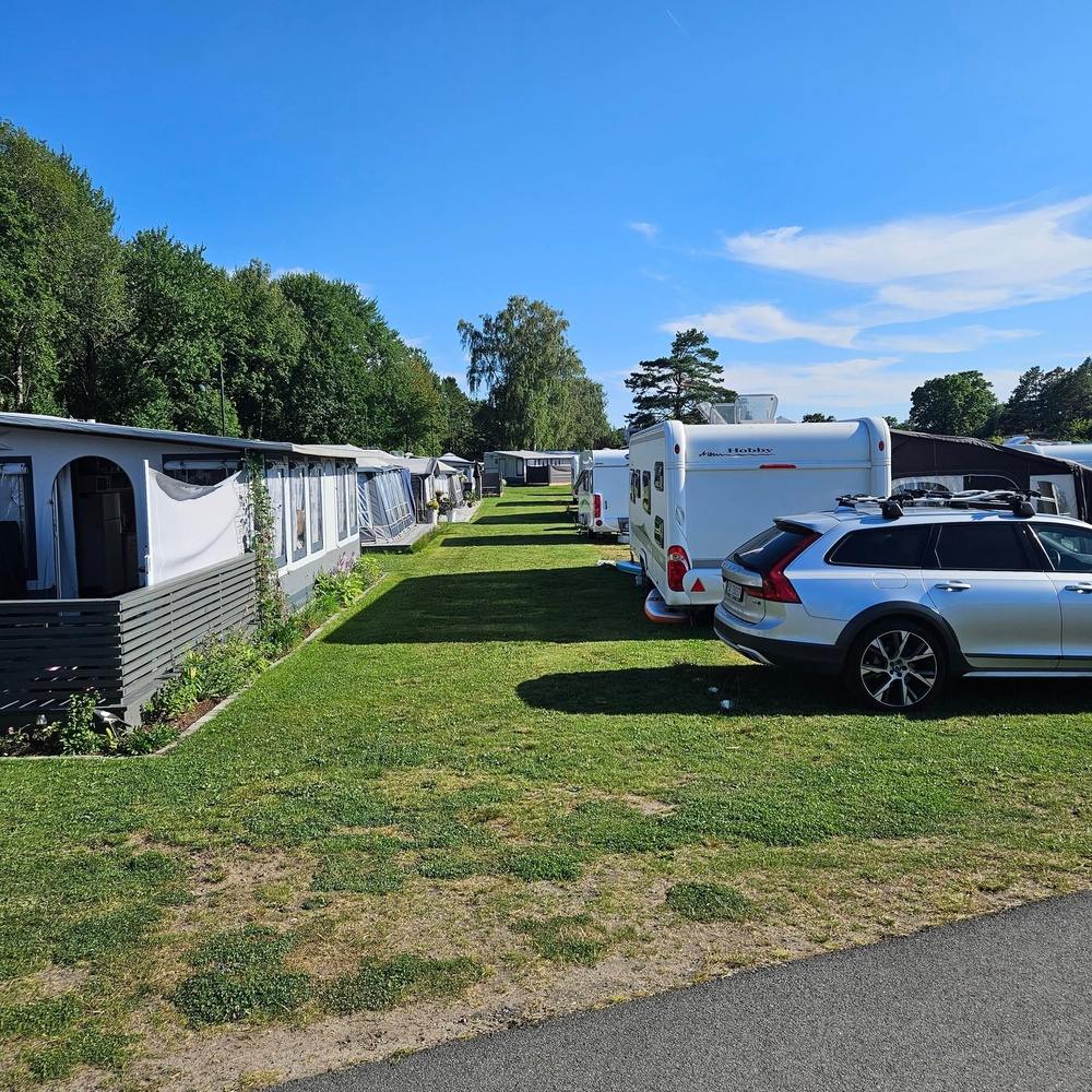 Campingvogner med god plass mellom enhetene