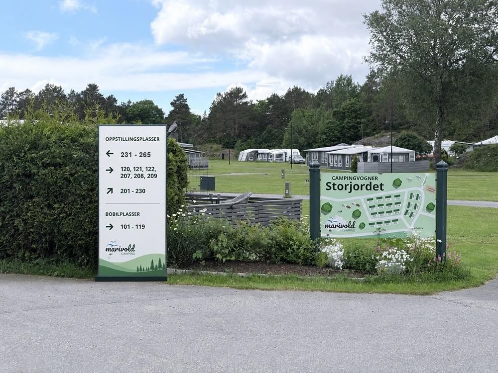 Skilt som viser retning til oppstillingsplasser og bobilplasser